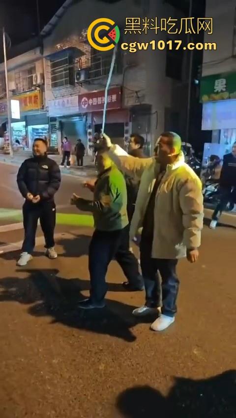 低俗婚闹特色文化？把新郎捆绑到马路栏杆上，三五好友扔鸡蛋牛奶，很好奇这是哪个地方的陋习啊？-1