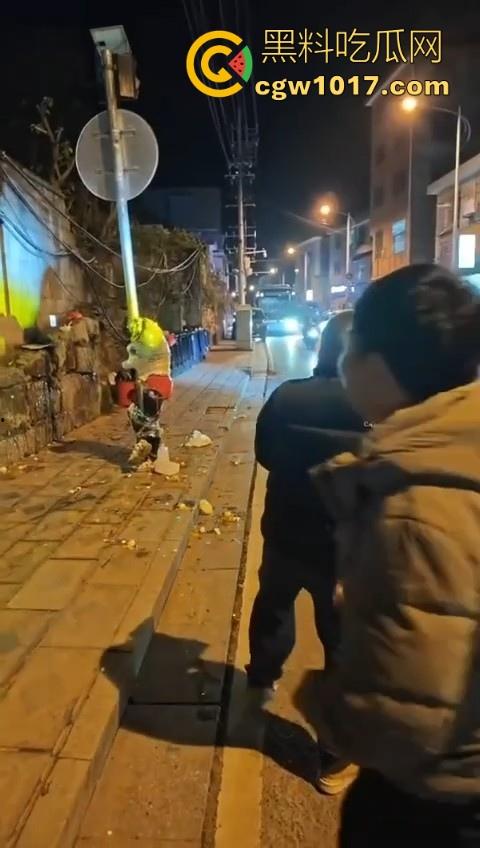 低俗婚闹特色文化？把新郎捆绑到马路栏杆上，三五好友扔鸡蛋牛奶，很好奇这是哪个地方的陋习啊？-5