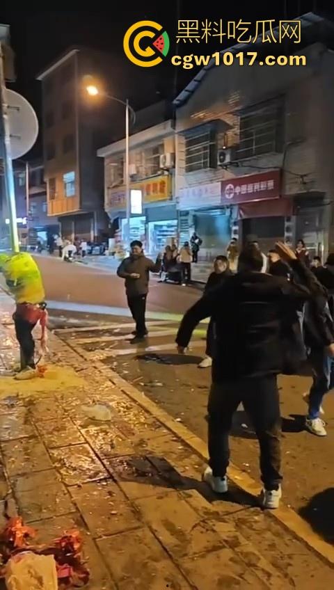 低俗婚闹特色文化？把新郎捆绑到马路栏杆上，三五好友扔鸡蛋牛奶，很好奇这是哪个地方的陋习啊？-8