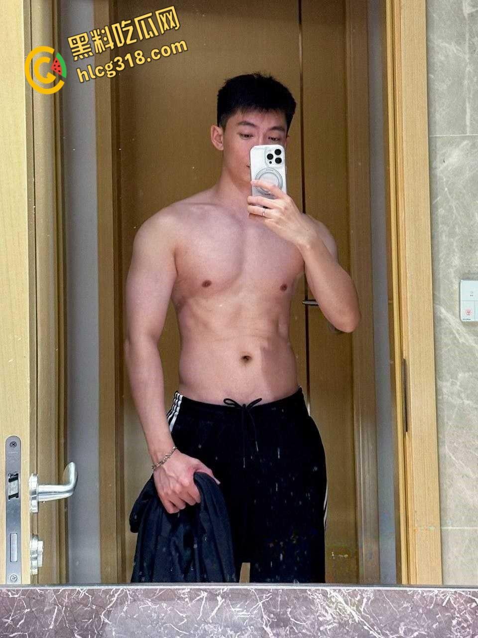 抖音男模约炮女粉丝，黑丝开裆裤性感小翘臀，后入猛猛打桩无套内射！-2