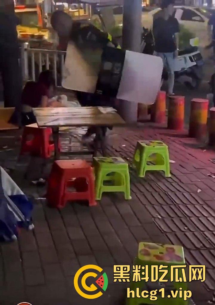 吵架吵成命案！烧烤摊男子聊天被女子嫌吵，竟拔刀相向当场捅人！-2