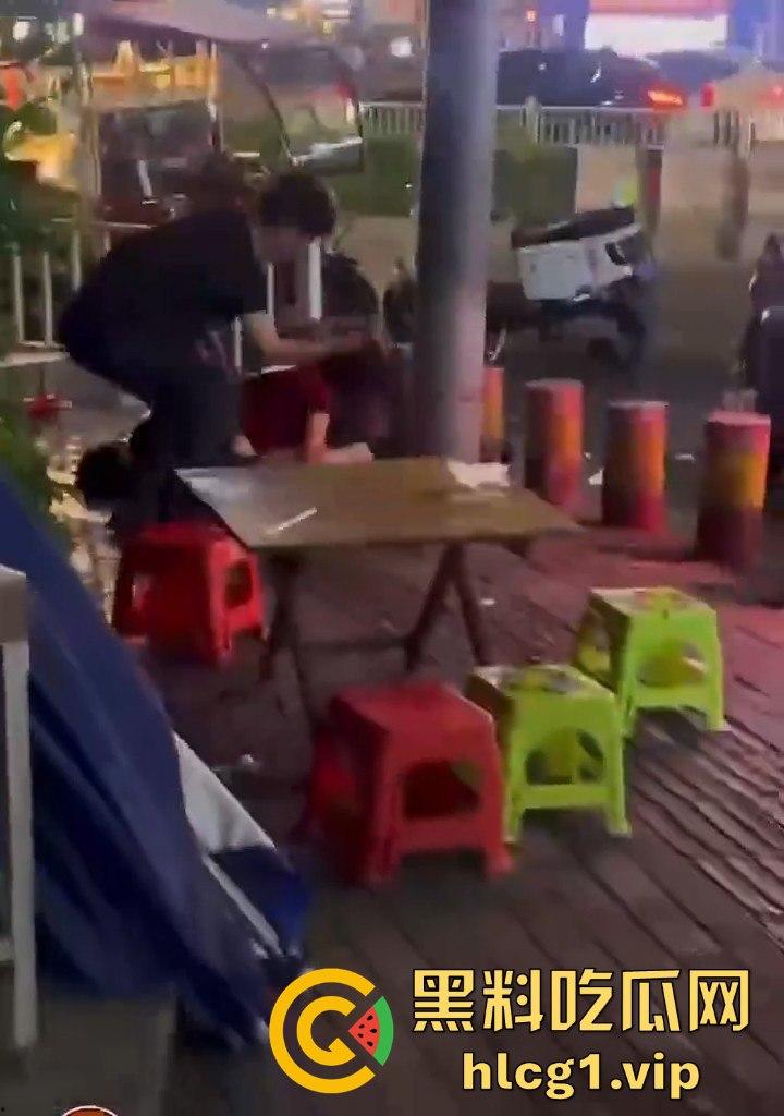 吵架吵成命案！烧烤摊男子聊天被女子嫌吵，竟拔刀相向当场捅人！-7