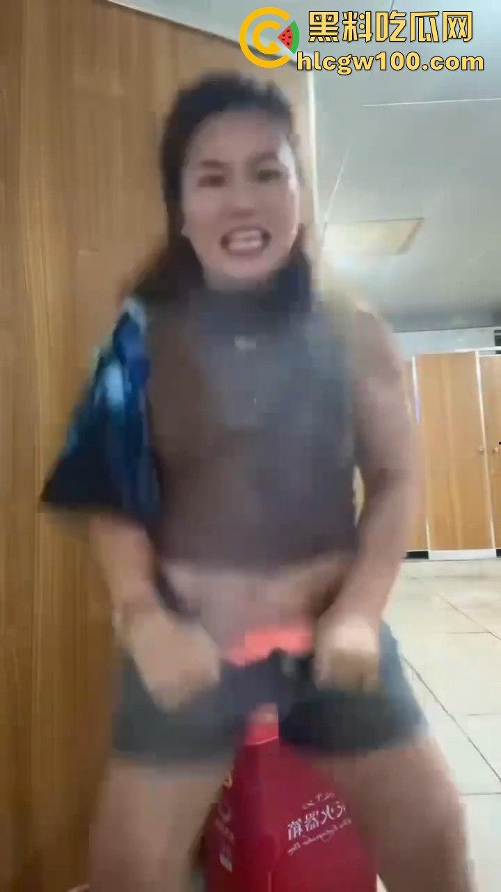 前有老八直播吃屎现有火烧逼毛 火烧屁屁，狠人搞笑直播瞬间 为了流量真的毫无底线！！-7