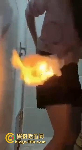 前有老八直播吃屎现有火烧逼毛 火烧屁屁，狠人搞笑直播瞬间 为了流量真的毫无底线！！-12