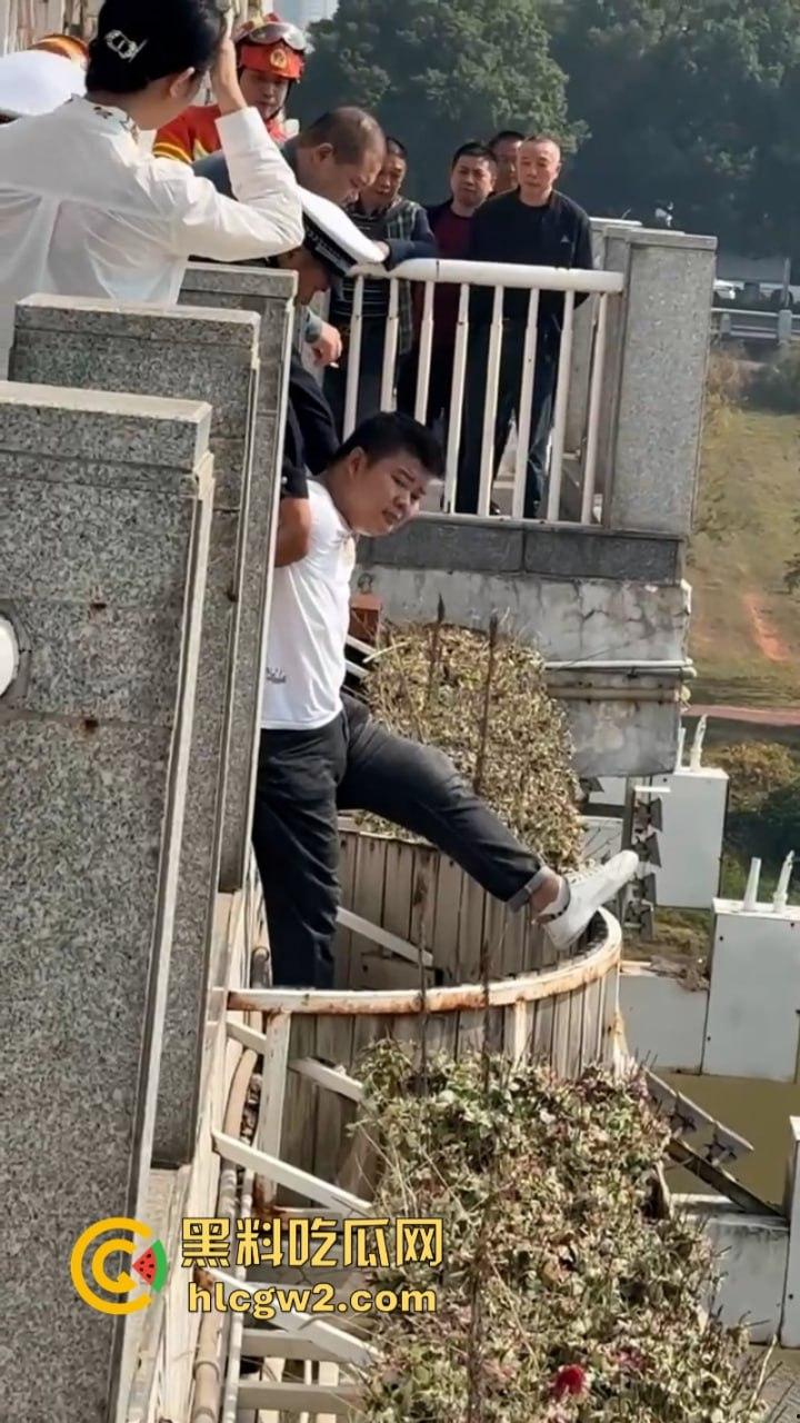 湖南衡阳小伙为求女友复合上演轻生苦肉计 中途又反悔 “桥不跳了，人还是要带走的！”-3