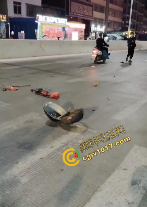 普宁市血腥车祸现场曝光！摩托车被撞飞，车主血流一地，惨不忍睹，幸存者惨叫声撕心裂肺，围观者目无法直视！-1