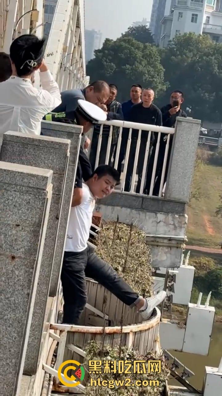 湖南衡阳小伙为求女友复合上演轻生苦肉计 中途又反悔 “桥不跳了，人还是要带走的！”-5