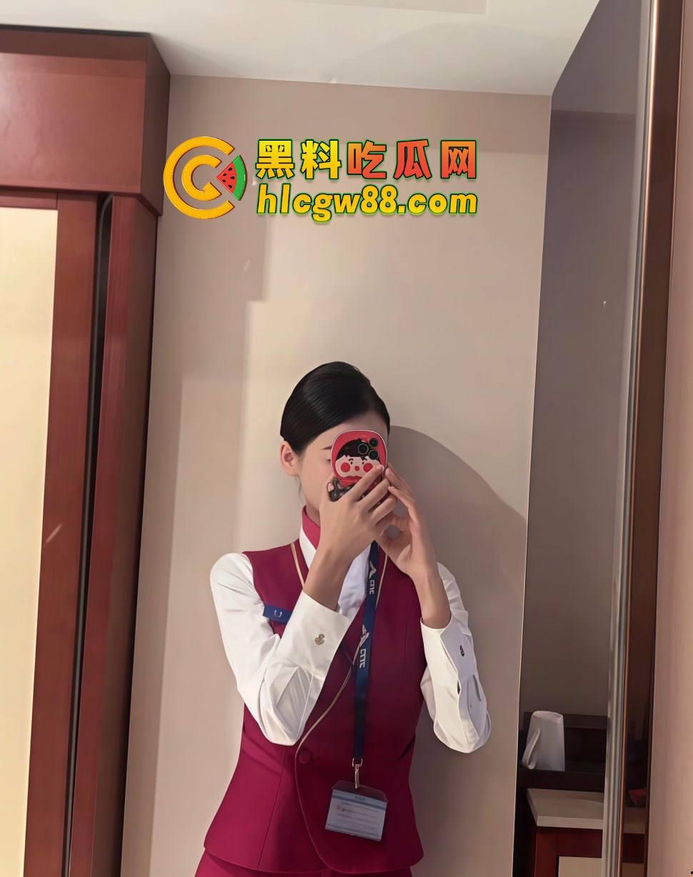 南航空姐『李梅』被大佬调教成空中性奴，飞行前真空服务顾客，航程中厕所抠逼自慰，下机还要穿制服接着干！-7