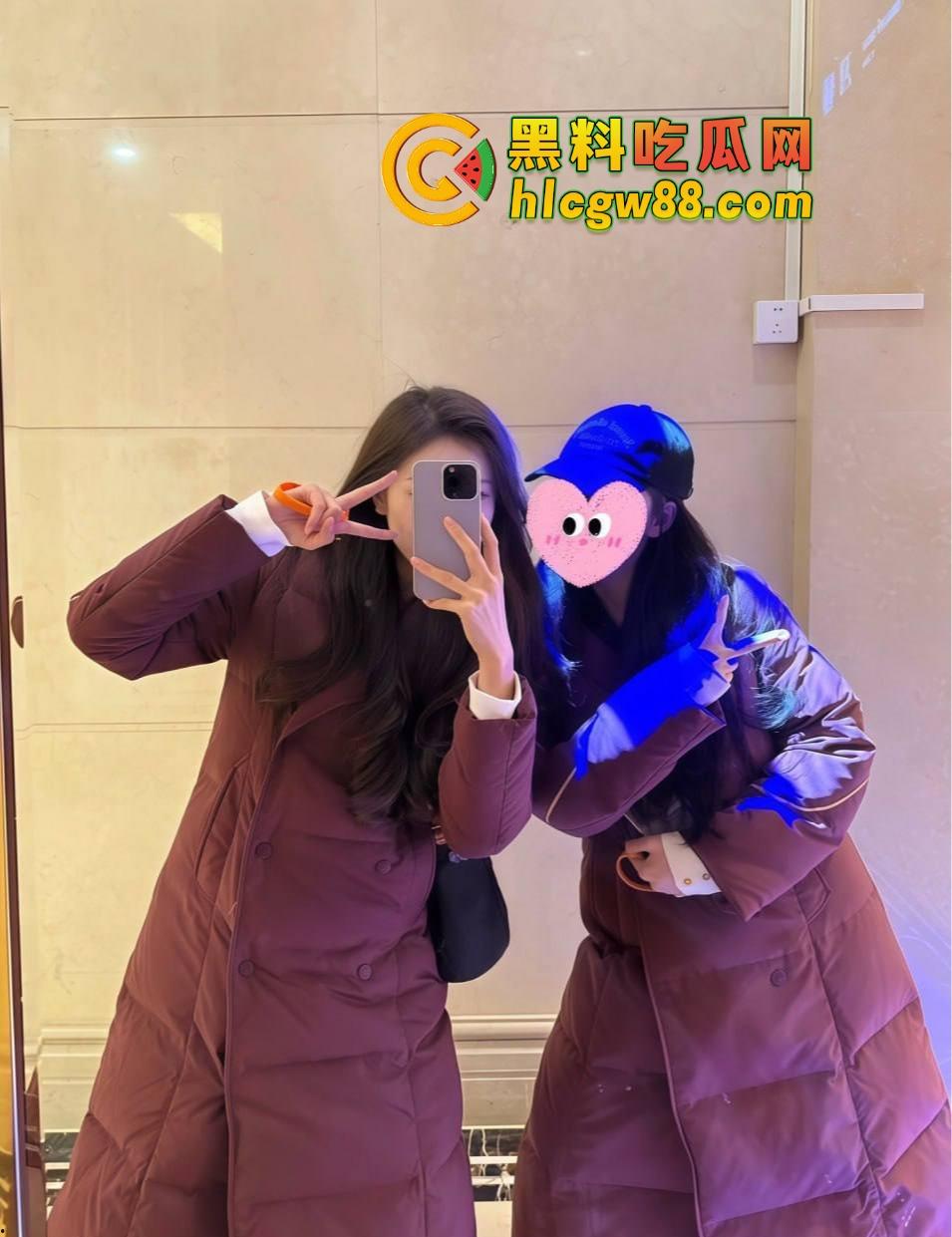 南航空姐『李梅』被大佬调教成空中性奴，飞行前真空服务顾客，航程中厕所抠逼自慰，下机还要穿制服接着干！-10