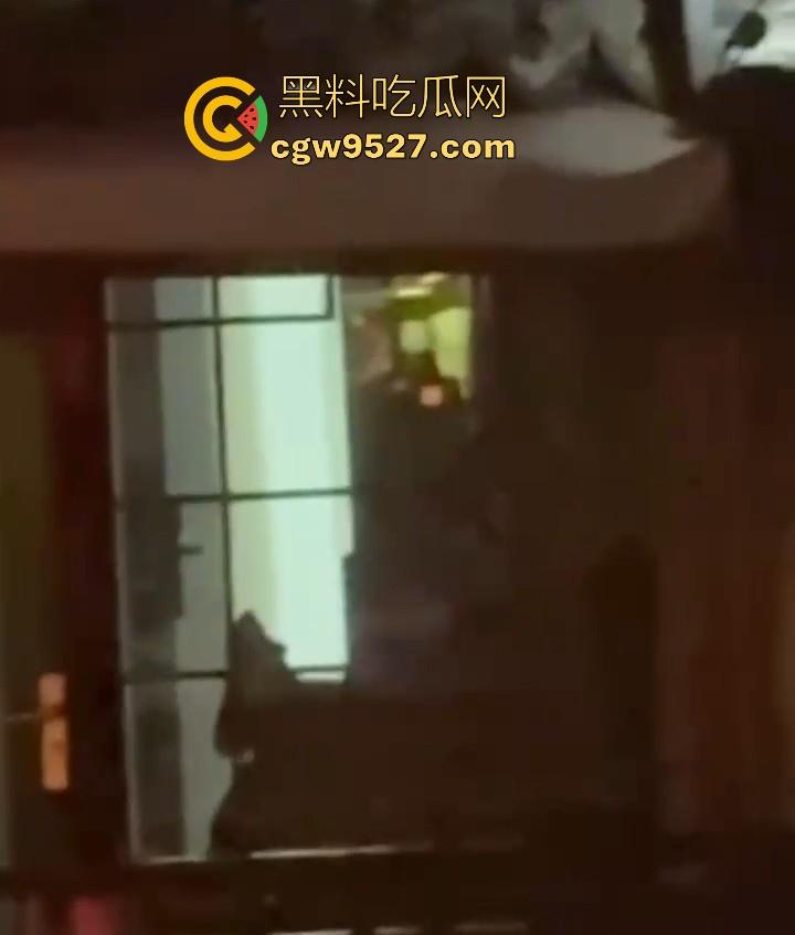 嘉兴西塘临水的民宿，小情侣做爱不拉窗帘被偷拍，江南风，小桥流水人家做爱，泰山压顶到抱起猛操花样百出！-1