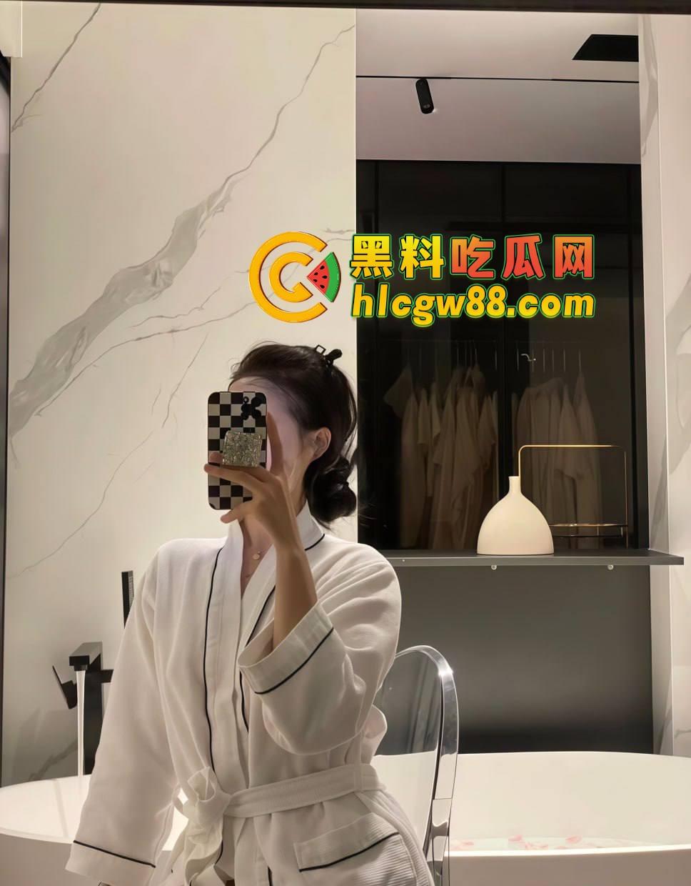 南航空姐『李梅』被大佬调教成空中性奴，飞行前真空服务顾客，航程中厕所抠逼自慰，下机还要穿制服接着干！-19