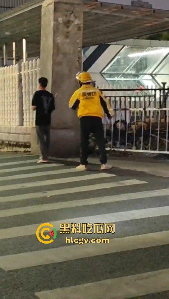 外卖小哥化身刀仔街头砍黑衣男！老实人爆发也吓人，但动刀就真是过火了！-2