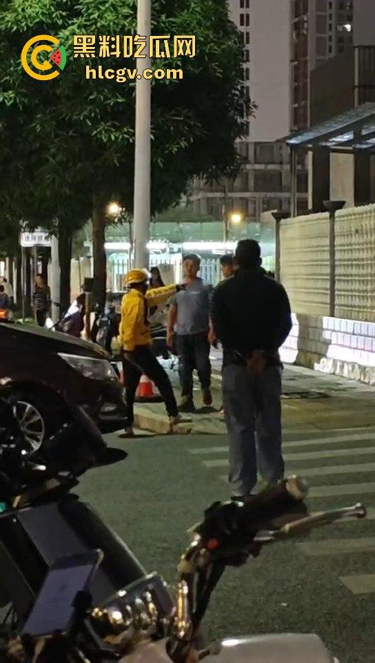 外卖小哥化身刀仔街头砍黑衣男！老实人爆发也吓人，但动刀就真是过火了！-5
