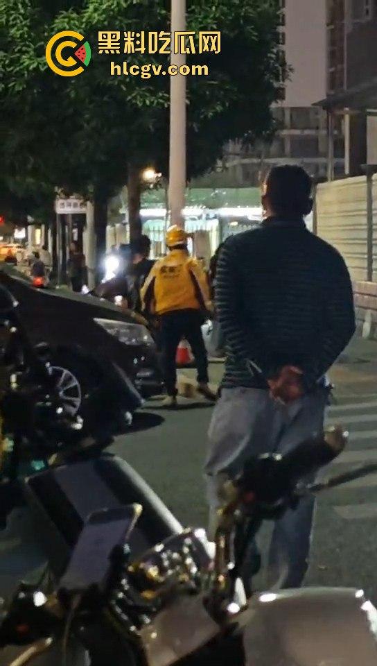 外卖小哥化身刀仔街头砍黑衣男！老实人爆发也吓人，但动刀就真是过火了！-8