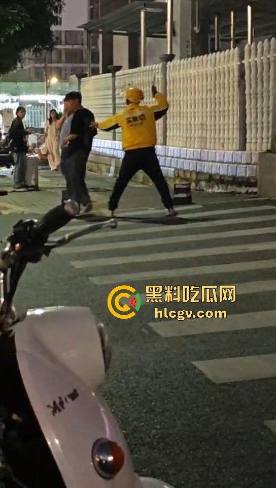 外卖小哥化身刀仔街头砍黑衣男！老实人爆发也吓人，但动刀就真是过火了！-12