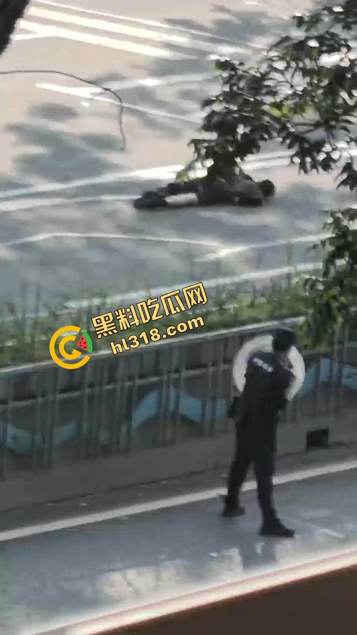 东莞中堂街头真人炸鸡秀，大哥背炸弹变身爆破鬼才堵路，手握军刺装狠，警方现场上演爆头大戏！-2