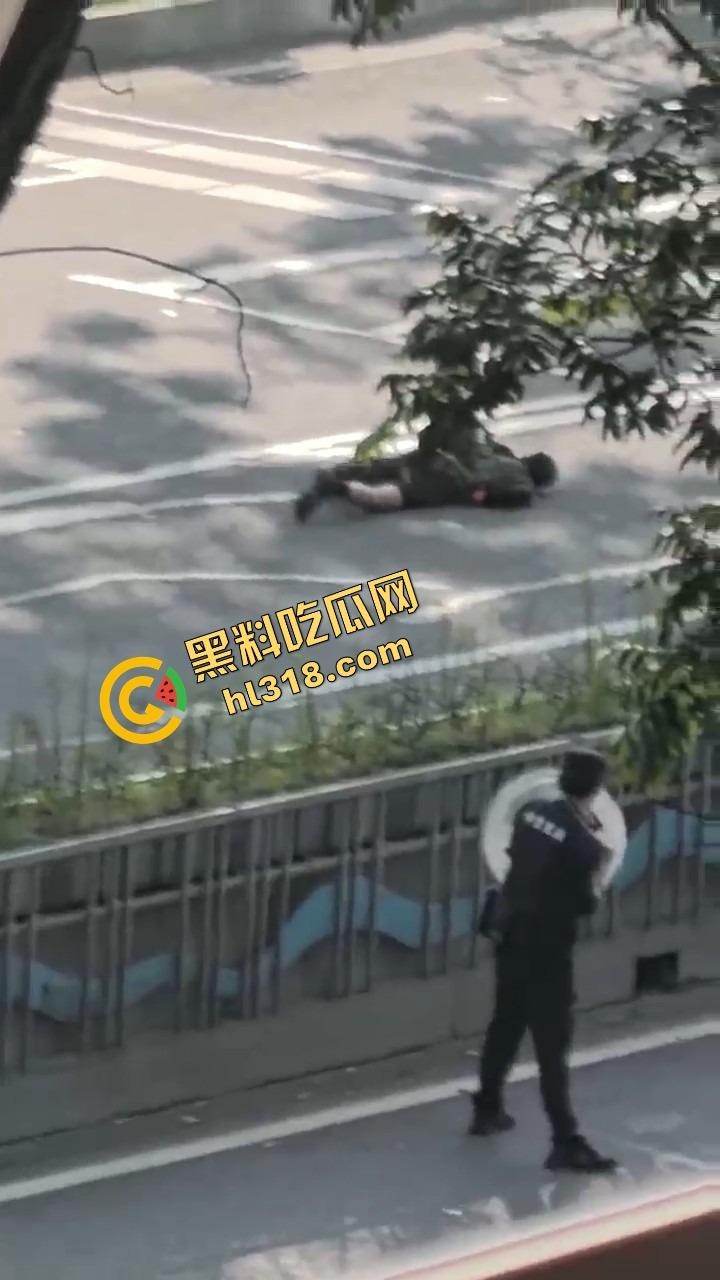 东莞中堂街头真人炸鸡秀，大哥背炸弹变身爆破鬼才堵路，手握军刺装狠，警方现场上演爆头大戏！-3