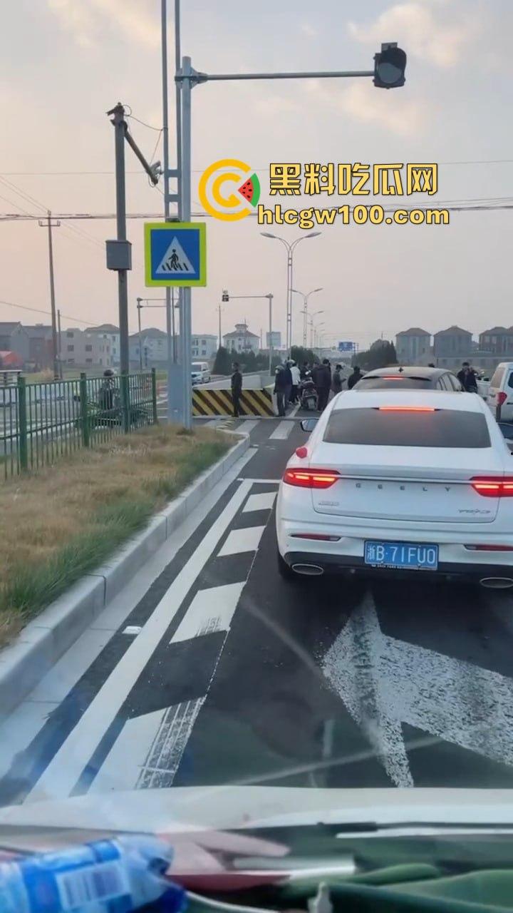 周西公路发生车祸，小米SU7撞倒三名上学孩子，公务员车主拘留仅一个月，家里关系硬就是可以为所欲为！-4