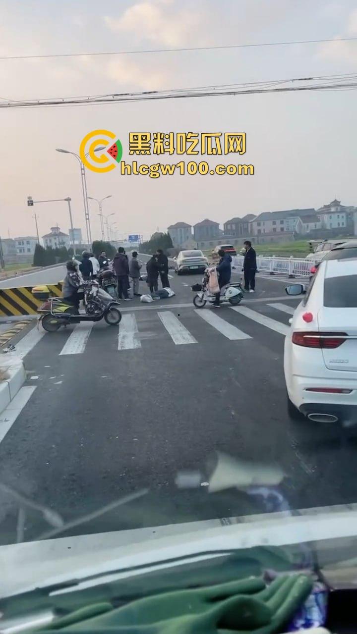 周西公路发生车祸，小米SU7撞倒三名上学孩子，公务员车主拘留仅一个月，家里关系硬就是可以为所欲为！-5