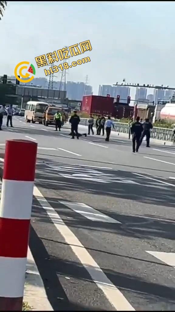 东莞中堂街头真人炸鸡秀，大哥背炸弹变身爆破鬼才堵路，手握军刺装狠，警方现场上演爆头大戏！-11