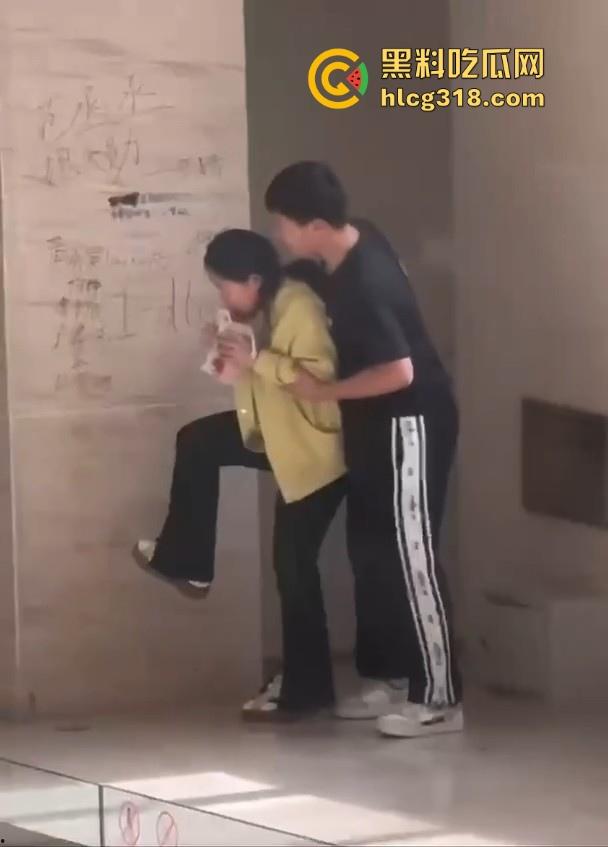 孩子这么大还没有断奶？淫荡小情侣商场角落在线吃奶，下跪头埋胸狂舔大奶，可能孩子真饿了！-1