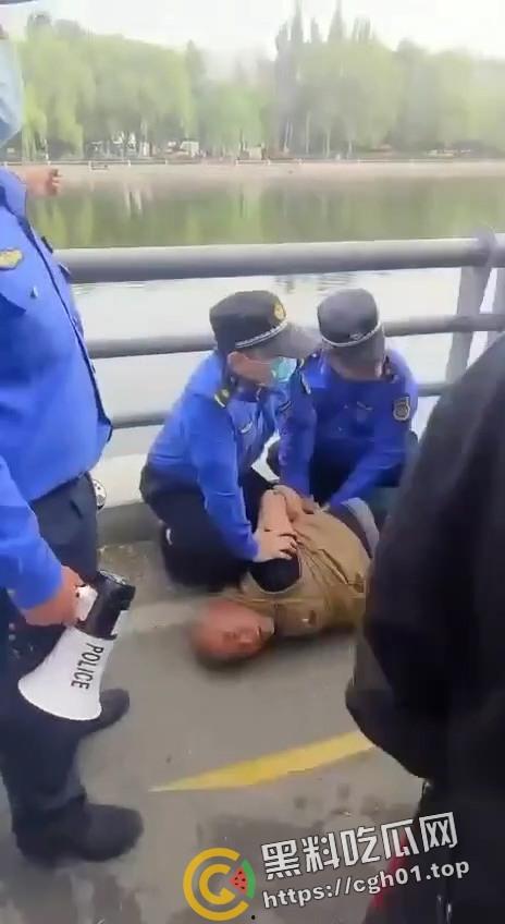 沈阳鲁园大爷板砖掀飞城管现场！暴躁大爷板砖教训嚣张城管 当场脑袋开瓢 东北大爷就是彪悍-6