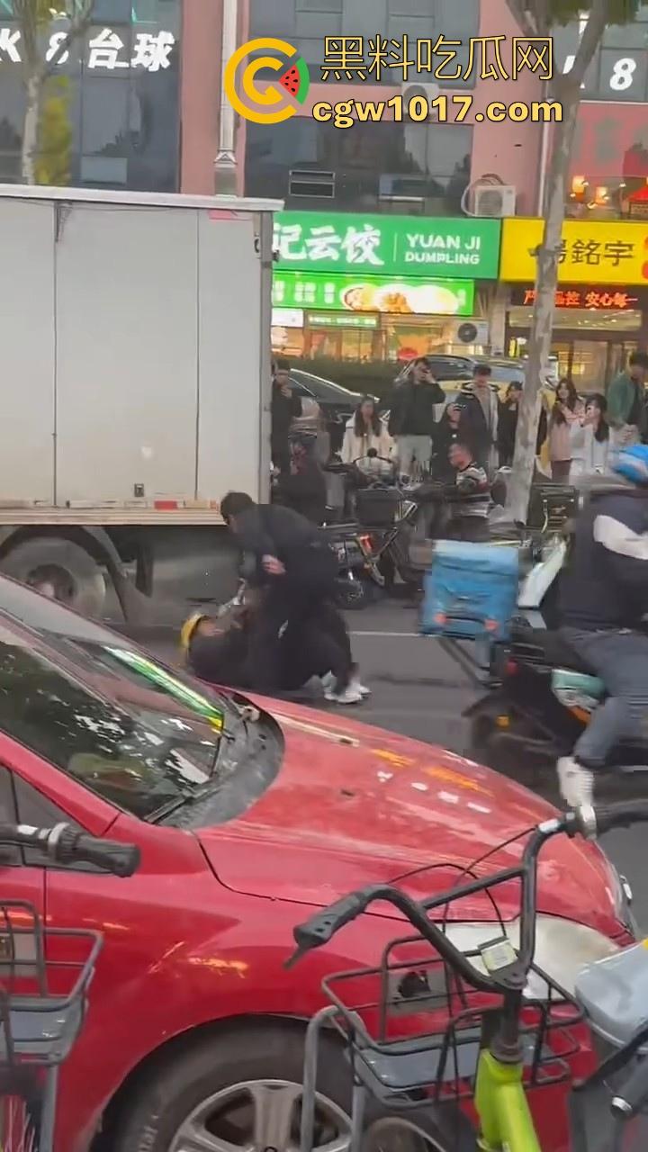 山东日照外卖小哥被撞，直接躺下玩手机报警处理，姿势像在家的床上一样，不料遭司机大哥报复-6