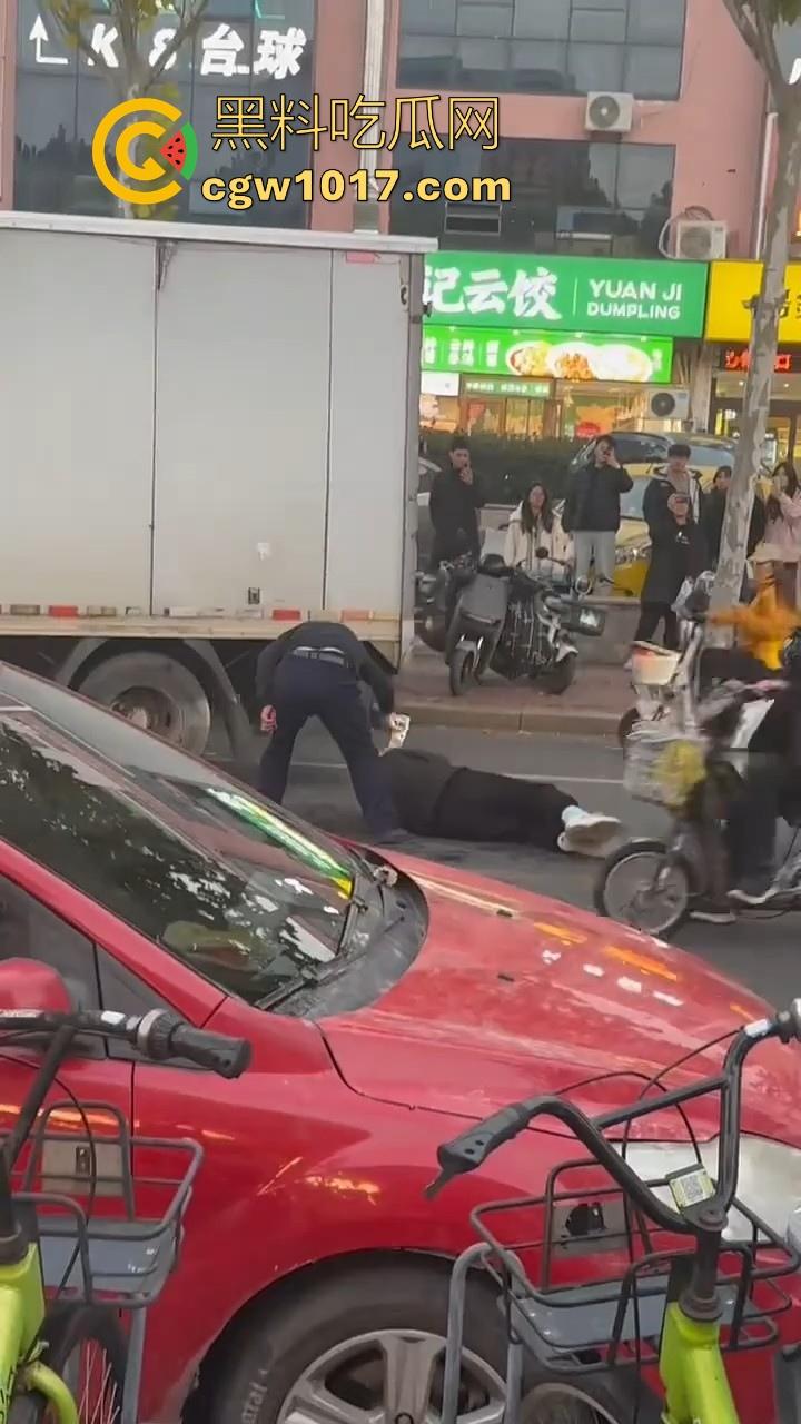 山东日照外卖小哥被撞，直接躺下玩手机报警处理，姿势像在家的床上一样，不料遭司机大哥报复-7