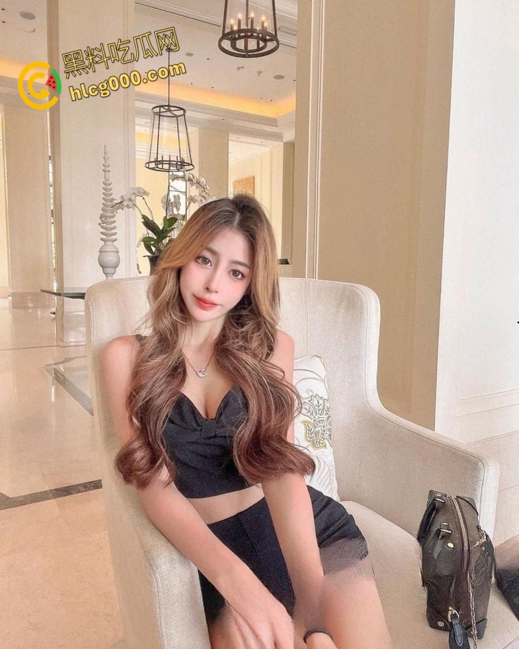 马来西亚高颜值女神【孙岩】，知三当三落地镜后入自拍，被学长捂嘴内射，你怎么穿着品如的衣服 ?-5