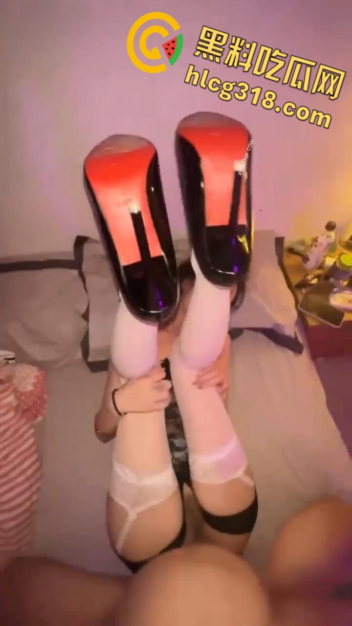 上海反差幼师【刘雨菲】，白天教娃晚上变骚母狗，红底黑丝高跟后入，镜子前大长腿后入性感，谁看了不腿软  !-7