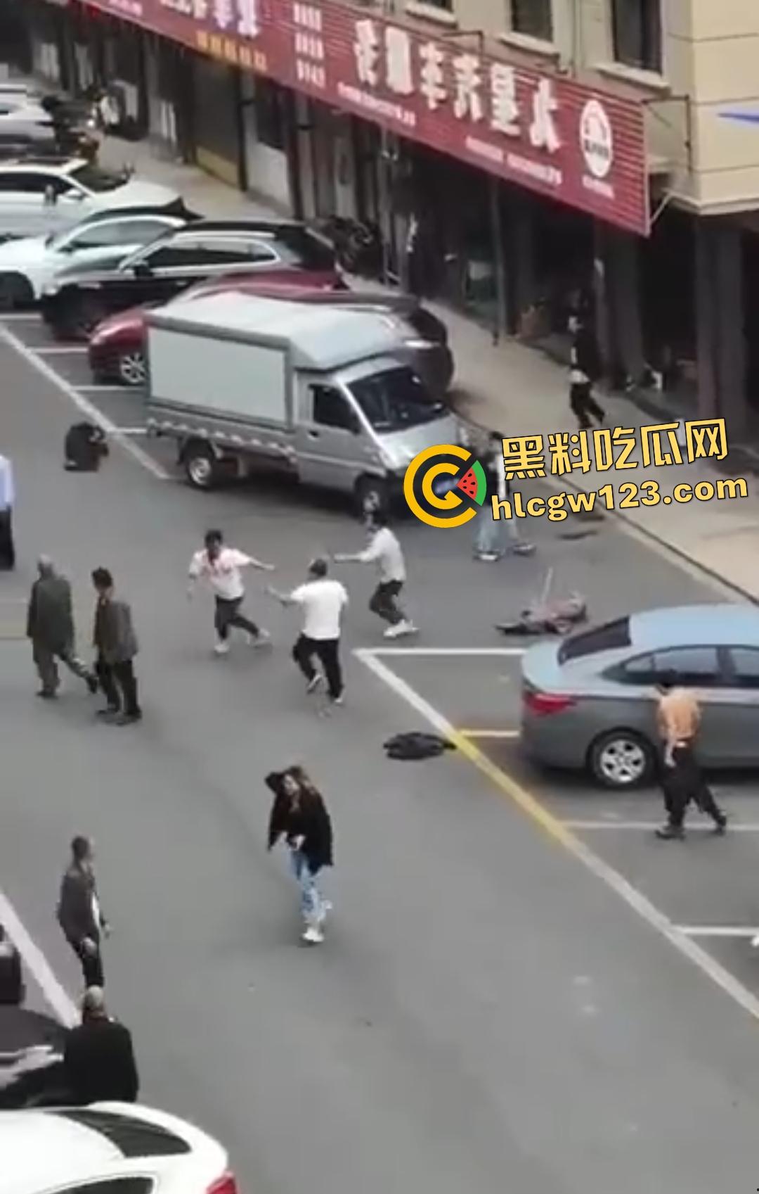 武汉热干面涨价4块变5块！疯男不爽追老板狂砍，吃面舔刀一碗面值一条命！-6