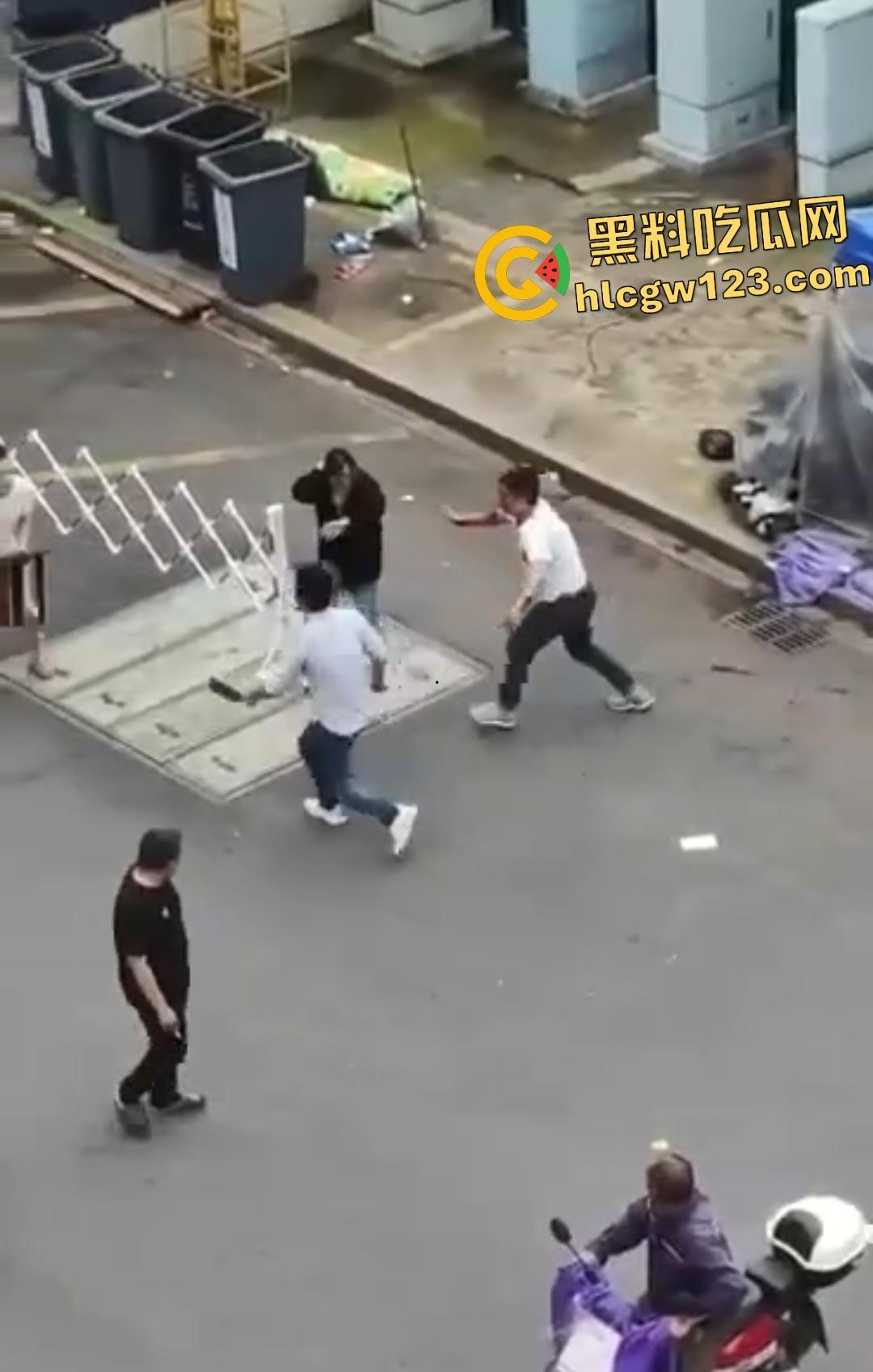 武汉热干面涨价4块变5块！疯男不爽追老板狂砍，吃面舔刀一碗面值一条命！-8