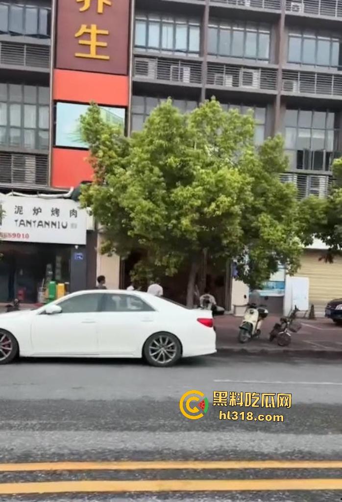 广州小伙去足浴找技师打飞机爽过头猝死，女技师神级手活三分钟撸爆，这体质还去找技师？-1