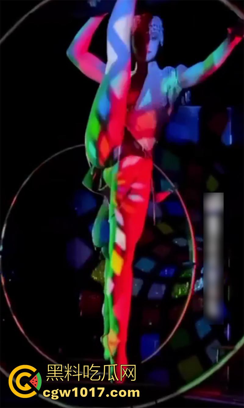 韩国尤物女爱豆Lisa，风马秀脱衣舞现场盗摄画面，以及彩排资源流出，资源绝版珍稀，偶像沦落成脱衣舞娘，这是露上瘾了？-9