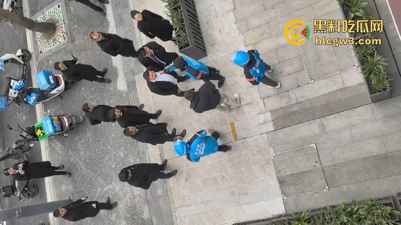 成都外卖员和物业管理打架！天府新区隆祥街上演激烈冲突，拳脚相加上演街头大乱斗！-2
