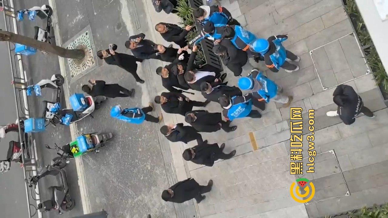成都外卖员和物业管理打架！天府新区隆祥街上演激烈冲突，拳脚相加上演街头大乱斗！-3