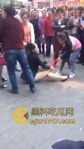 原配当街手撕小三，当众人围观当场脱下其红色小内裤，在场围观的男性纷纷的从各角度转到正面，为其看清楚真容！-4