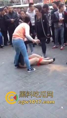 原配当街手撕小三，当众人围观当场脱下其红色小内裤，在场围观的男性纷纷的从各角度转到正面，为其看清楚真容！-10