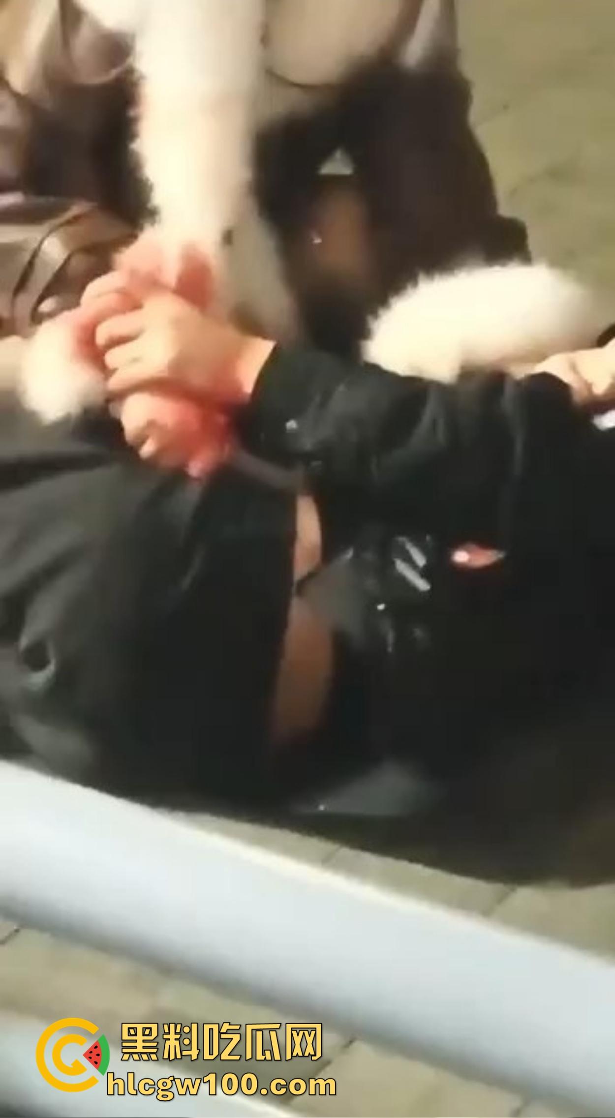 渭南吾悦广场上演新年第一刀 女子发现老公跨年聊骚 当街怒拿水果刀三刀见血 警察赶到直接按翻在地！-4