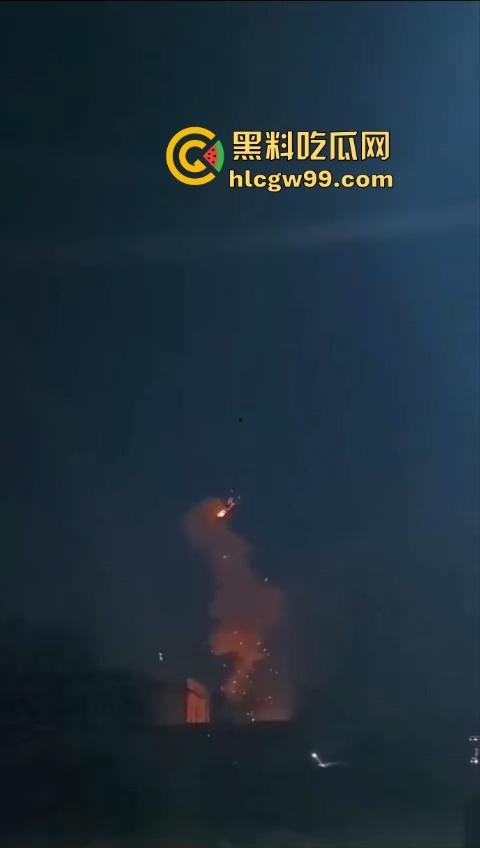 烟花爆炸翻车，观众变成靶子，本来看烟花秀，结果被烟花秀了一脸，慢一步直接喷成烟火人！-2