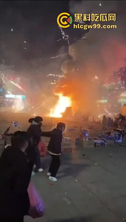 烟花爆炸翻车，观众变成靶子，本来看烟花秀，结果被烟花秀了一脸，慢一步直接喷成烟火人！-7