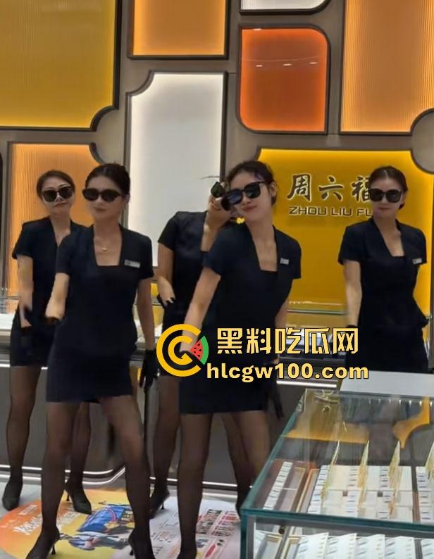 经济萧条珠宝销售卷疯了,周六福销售全裸卖珠宝,胸前两个钻石贴画遮羞,这销冠要是拿不到只能怪本钱太小!-1