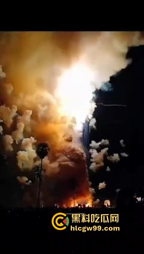 烟花爆炸翻车，观众变成靶子，本来看烟花秀，结果被烟花秀了一脸，慢一步直接喷成烟火人！-10