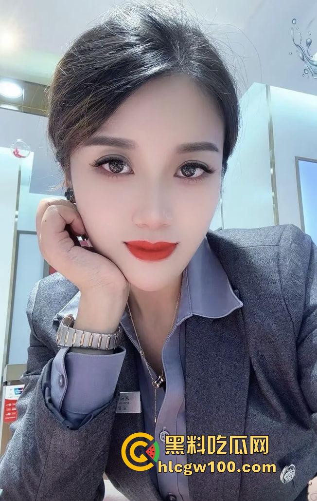 经济萧条珠宝销售卷疯了,周六福销售全裸卖珠宝,胸前两个钻石贴画遮羞,这销冠要是拿不到只能怪本钱太小!-5