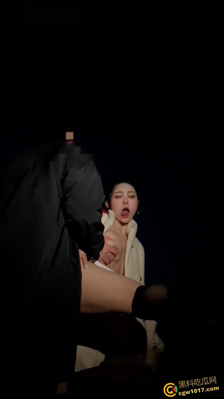 国服第一瑶【汐梦瑶】户外性爱视频流出，公园长椅露脸口交深情添屌，上位骑乘疯狂榨精！-7