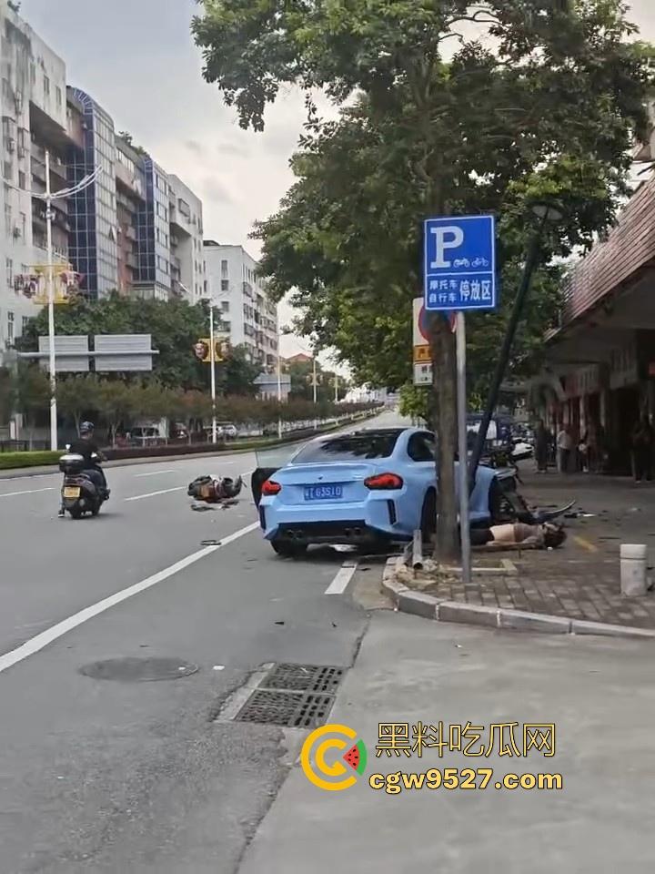 广东江门跑车与摩托车之间的故事，狂踩油门，拉爆排气管，结果装逼失败，开慢一点总归没错的，安全第一！-7