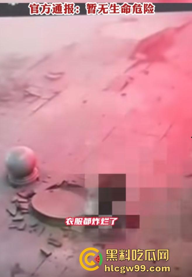 重庆窨井成发射台，小女孩扔鞭炮直接被炸飞10米，衣服炸碎焦黑落地，年还没过完就上天！-8