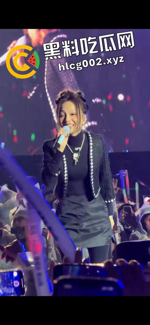 【张韶涵】昆山商演拉稀现场！前排恶臭难闻高喊退票 微博公关删热搜 这下真的是追星追到拉稀了都-1