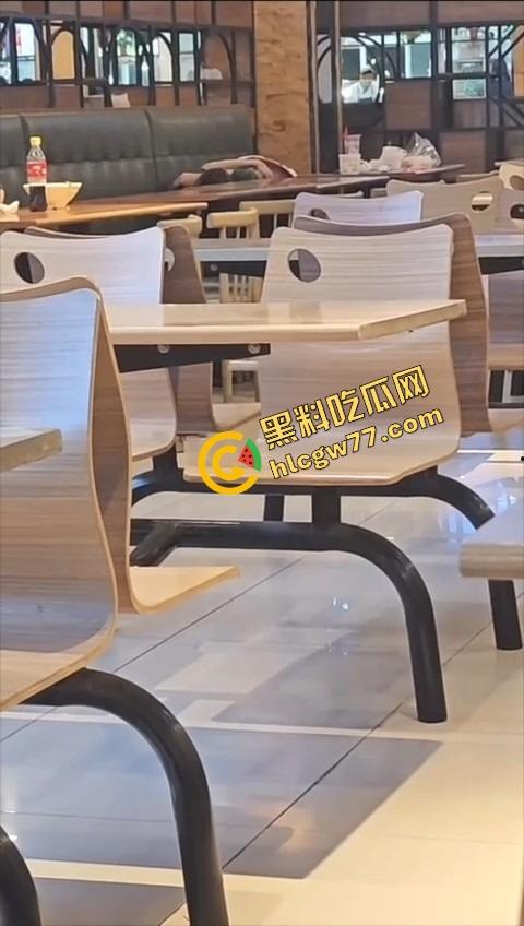 东莞开放大学食堂直接开干，女主餐桌下狂舔猛吞，吃上头当场骑脸开操，全程无视路人只顾自己摇摆！-3