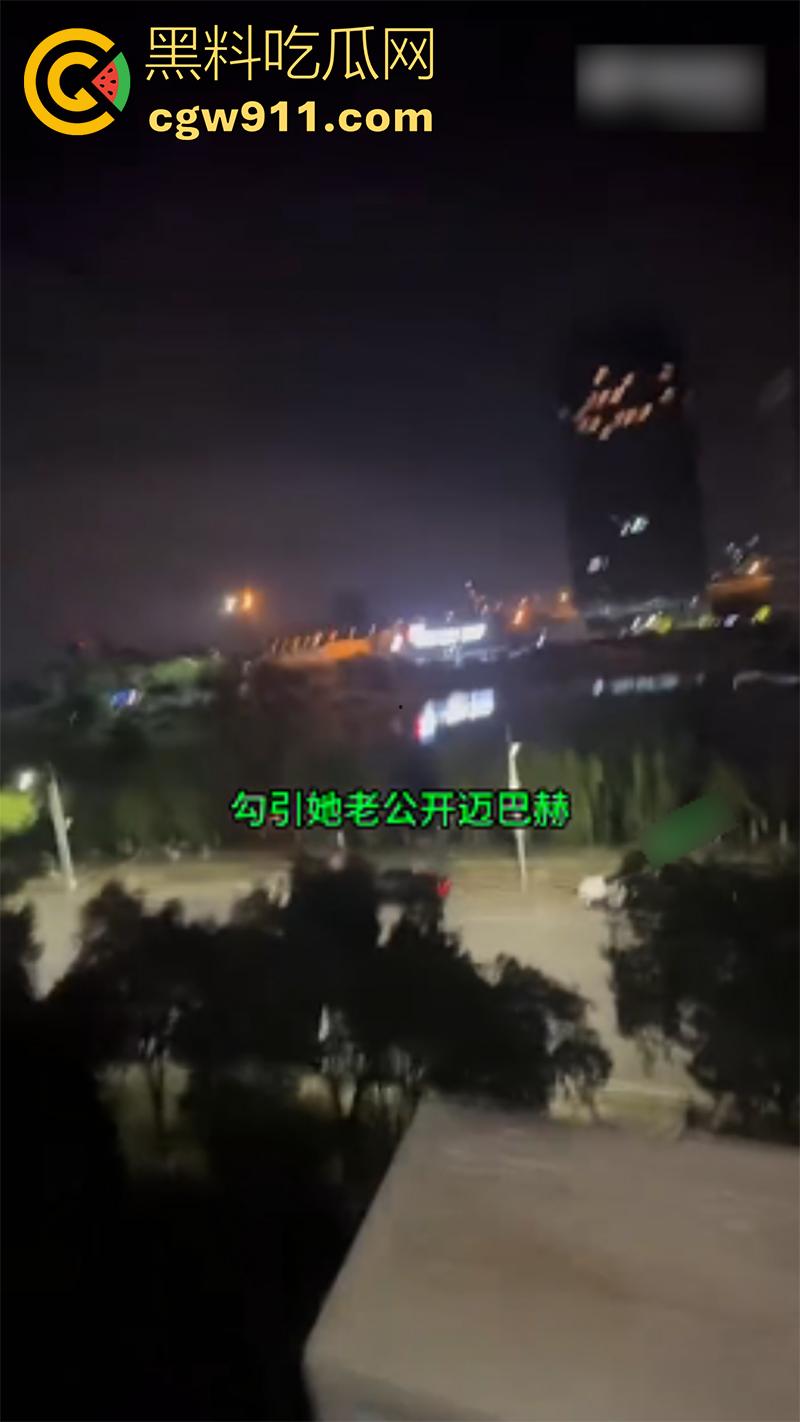 开迈巴赫出轨女大学生，被老婆捉奸喊打，其他学生妹看到大喊：我也想坐！开这车不找学生妹，真是白买了！-4